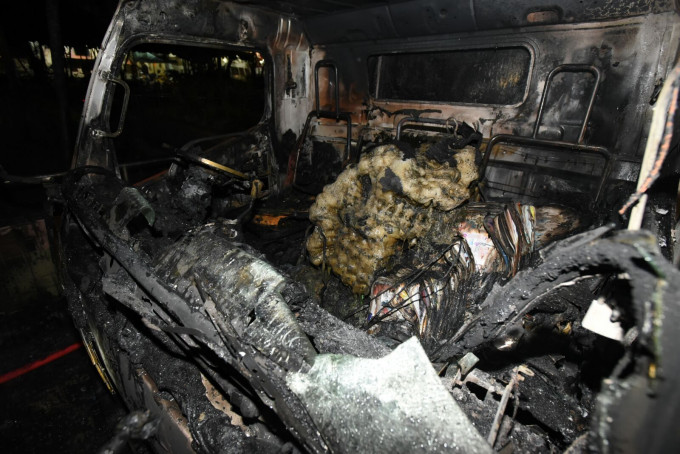 貨車被火警波及車頭嚴重焚毀。 羅振輝攝