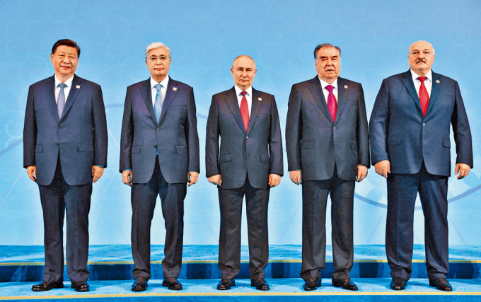 （左起）国家主席习近平、哈萨克总统托卡耶夫、俄罗斯总统普京、塔吉克总统拉赫蒙和白俄罗斯总统卢卡申科合影。