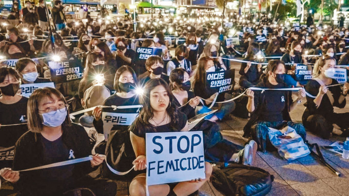婦女在首爾靜坐示威，抗議地鐵站女站務員被殺害。