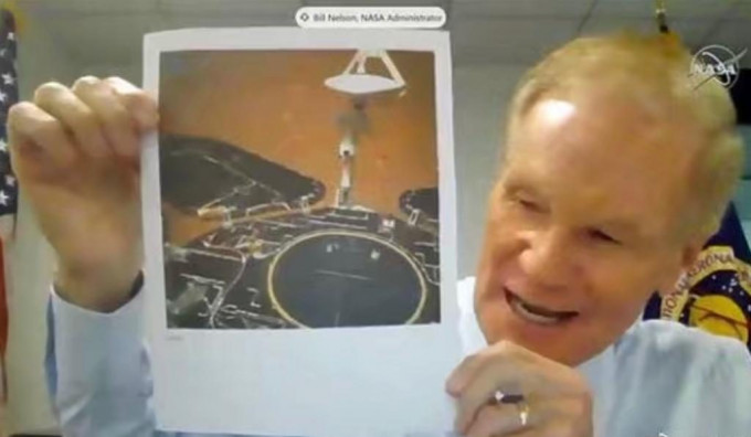 NASA局長納爾遜在美國參議院會議上展示祝融號火星車照片的照片。