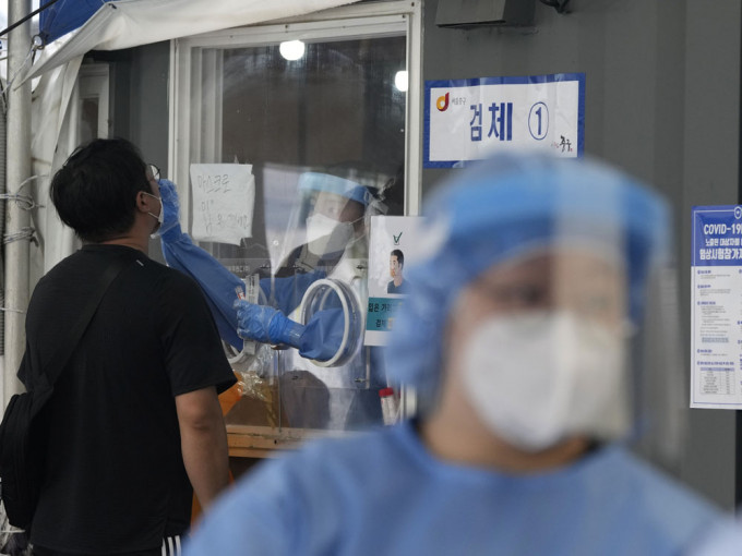 南韩增1316宗确诊再单日新高，首尔下周起防疫级别升至最高。AP图片