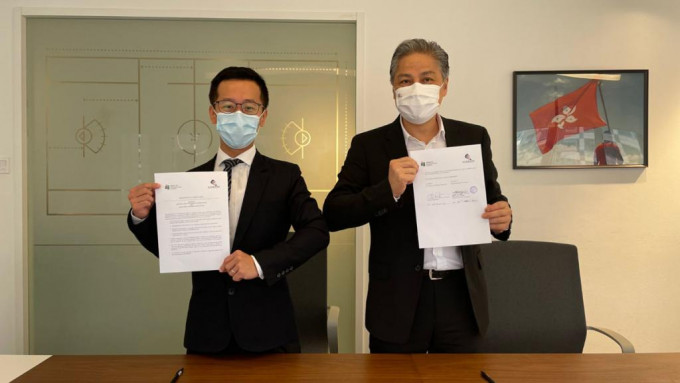 教大健康与体育学系副教授及署理系主任谢采扬博士(左)及香港棍网球总行政总裁方刚签署合作备忘。