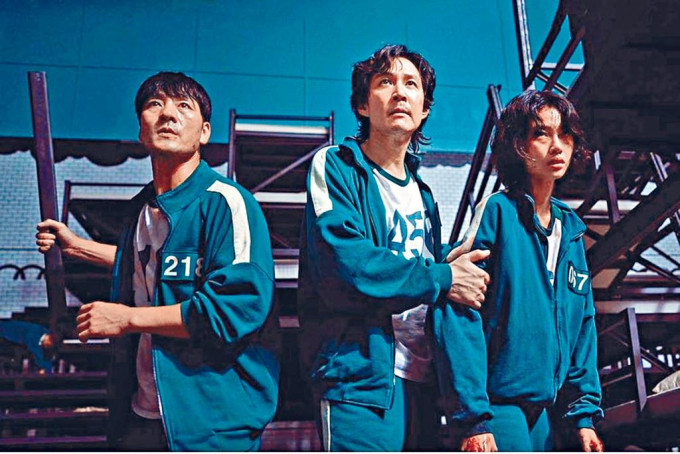 《鱿鱼游戏》继金球奖后，再获SAG 3提名，李政宰（中）及郑浩妍有份争视帝及视后。