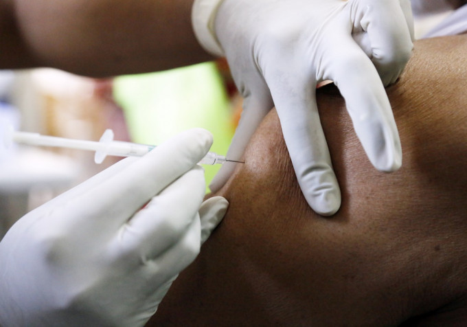 印度45歲男子接種第二劑新冠疫苗15分鐘後暈倒送院不治。AP資料圖片