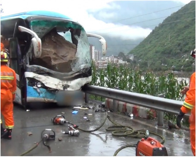 旅游巴车头严重损毁，司机被压死。网图