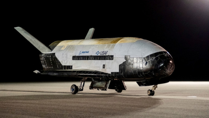 X-37B无人机降落在佛罗里达州的甘乃迪太空中心。AP