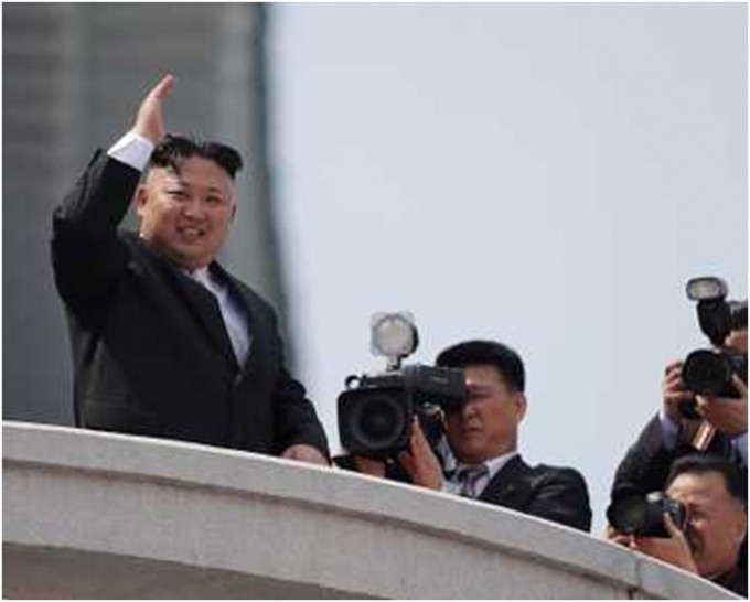 北韓昨日舉行大閱兵，金正恩親自檢閱軍隊。AP