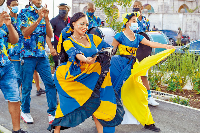 ■巴巴多斯首都的自由公园金色广场上周六开幕，表演民族舞庆祝。