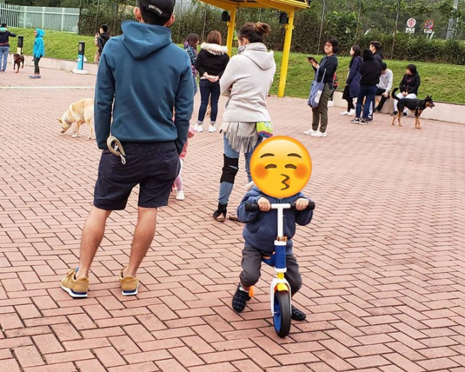 有家長帶小朋友到寵物公園踩單車。網民Chan Chan圖片