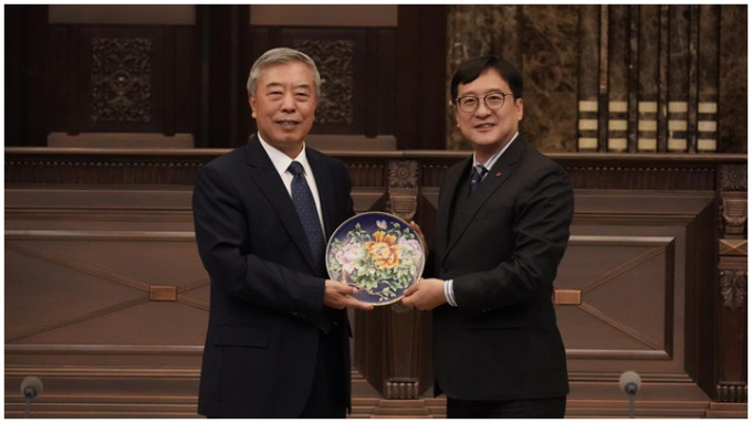 陈泽铭(右)昨拜会最高人民法院副院长杨万明(左)。