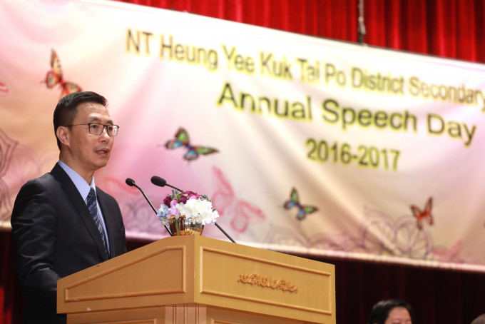 杨润雄在新界乡议局大埔区中学第35毕业暨颁奖典礼上致辞。