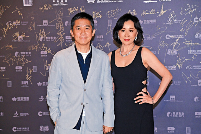 梁朝伟携太太刘嘉玲出席晚宴，并开心获封「最佳男主角」。
