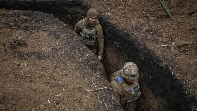巴赫穆特戰壕中的烏克蘭士兵。 路透社