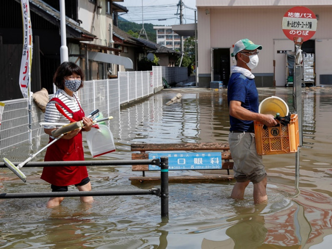 洪水淹没街道水深及膝。REUTERS