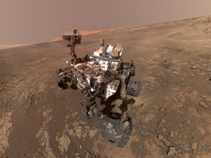 NASA于火星上执行任务的好奇号探测车，在一个30亿年前陨石坑的土壤样品中发现了有机物质。AP