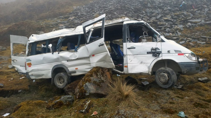 秘魯一輛旅遊巴失事墮谷嚴重損毀，釀成4死16傷。AP圖片