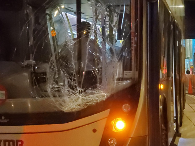涉事巴士车头玻璃被撞碎。