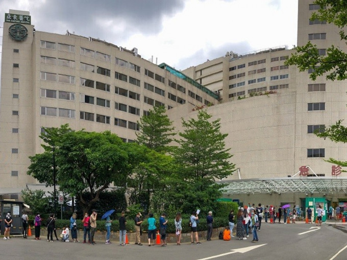 新北市板橋區亞東醫院8個病人及一位看護染疫。