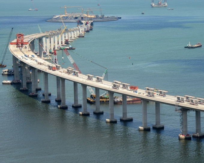 港珠澳大桥私家车拟收150元货车200元。资料图片
