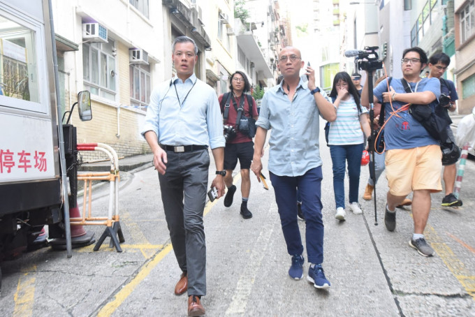 港島總區指揮官郭柏聰到明園西街一帶巡視。 徐裕民攝