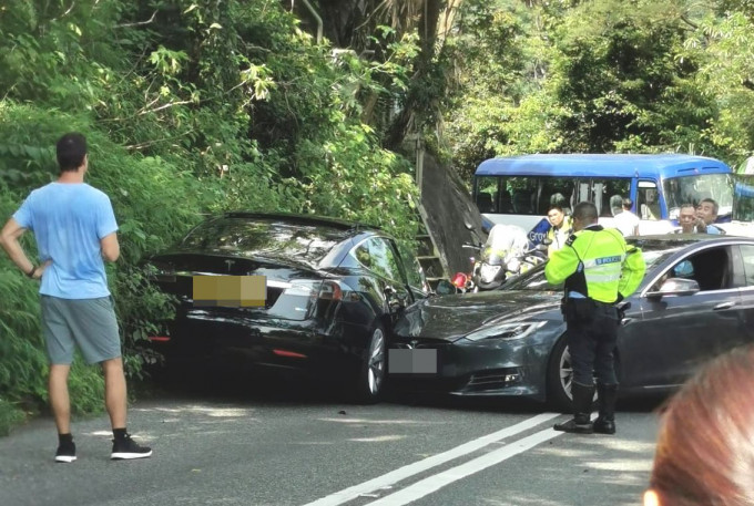 私家车拦腰撞向对线车。图:读者提供