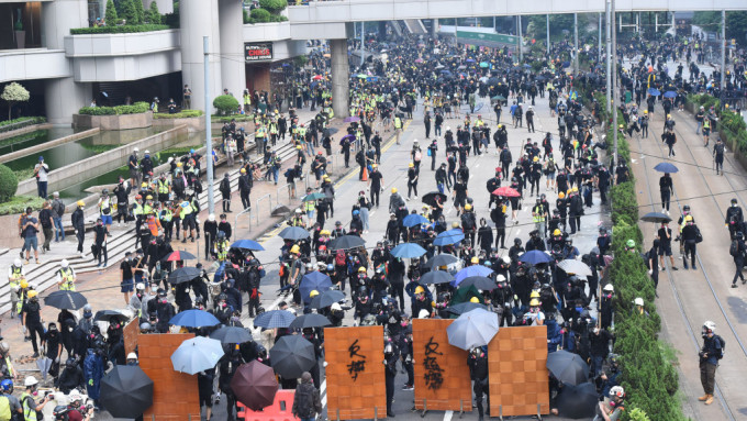 2019年9月29日，大批示威者在政总附近聚集。 资料图片