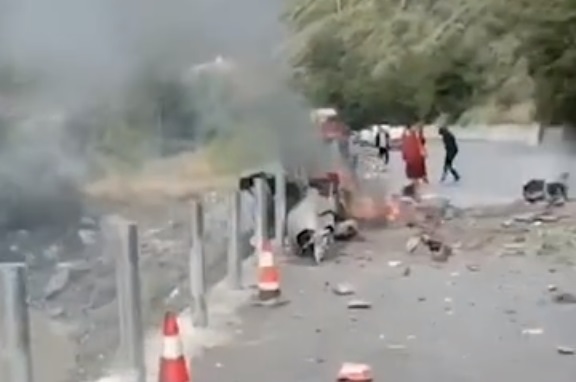 直升機部分殘骸起火燃燒。微博圖片