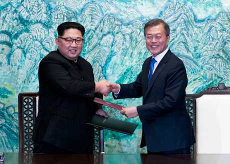 北韓指，在南韓各地展開的軍演以北韓為目標，明目張膽挑戰板門店宣言。圖左起為北韓領袖金正恩及南韓總統文在寅。AP