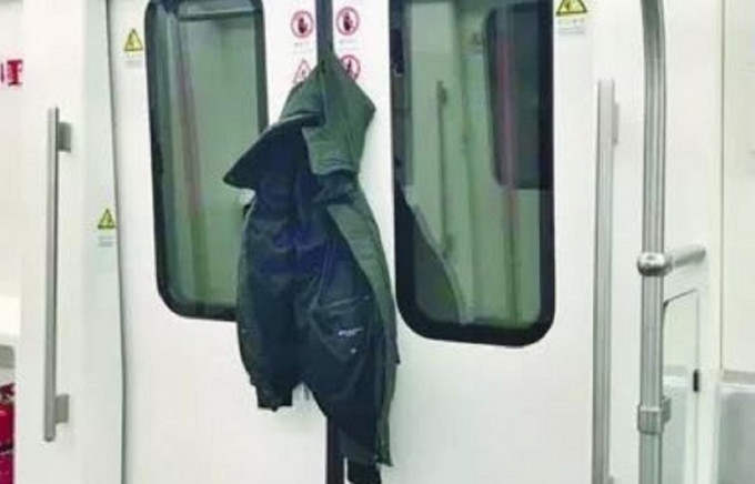 男子搭地铁外套惨被夹。网上图片