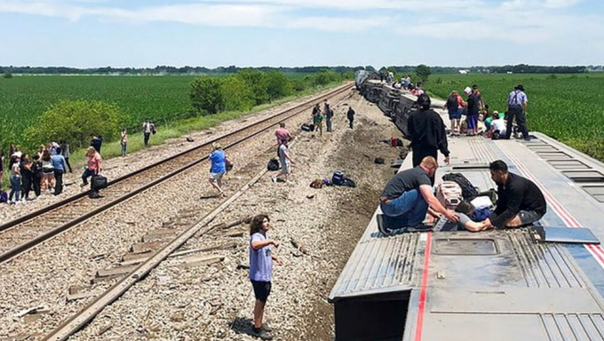 美國密蘇里州火車撞貨車後出軌，至少3死50傷。AP圖