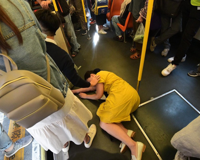 一名女乘客晕倒在地。