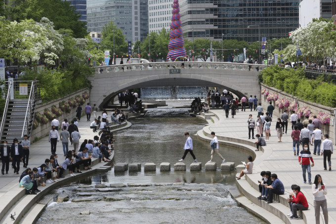 南韓在剛過去的星期三，結束嚴格的社交距離限制。 AP圖