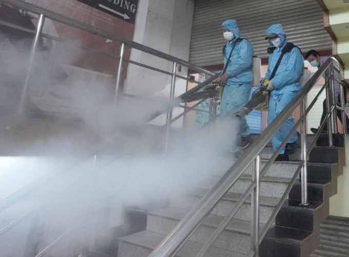 武汉防疫员在商场进行消毒，为商场复工作准备。　