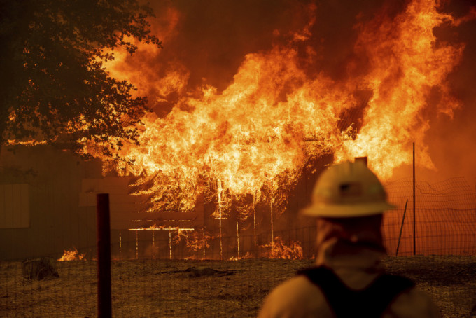 美國北加州爆今年最大野火，至少2萬人疏散。AP