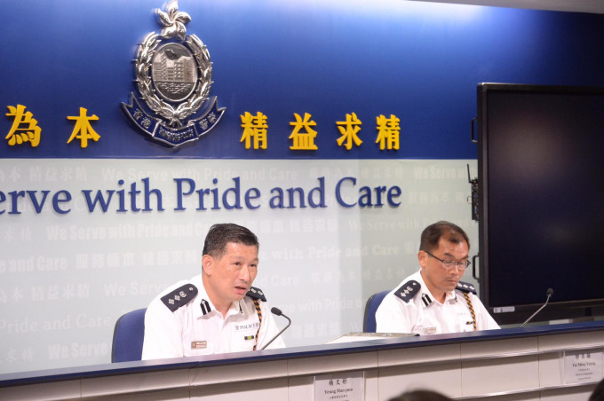 九龙城警区指挥官署理总警司杨文彬（左）。