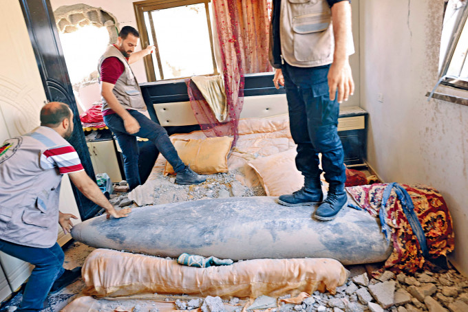 哈馬斯的炸彈專家，在一間房屋裏移除一枚未爆的以軍導彈。
