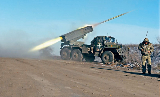 俄乌两军在乌东盐矿城镇索列达尔激战。图为乌兵周三在索列达尔郊区发射火箭炮。