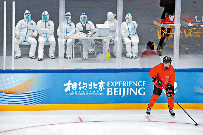 北京全副裝備的醫護人員觀看奧運冰球運動員訓練。