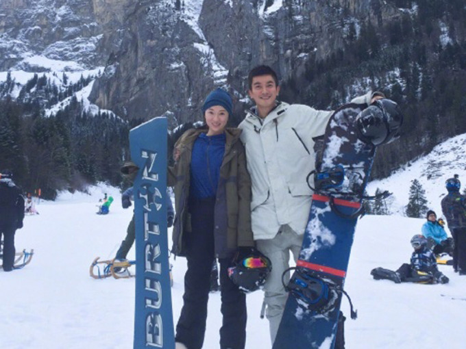 杜江與太太拿著滑雪板合照。