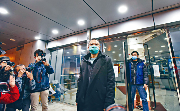 戴耀廷获准保释离开马鞍山警署时，称「香港进入寒冬」。