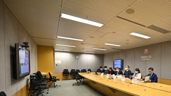 卢宠茂与医院管理局大会成员会晤。政府新闻处图片