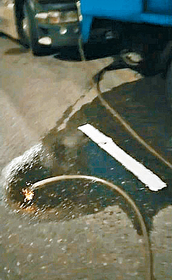 成為「偷油賊」目標的拖頭旁有一條油喉，相信是油渣的液體流出。
