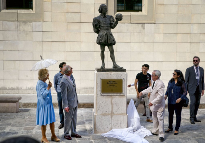 正在古巴访问的英国皇储查理斯和夫人卡米拉为莎士比亚像揭幕。　美联社图片