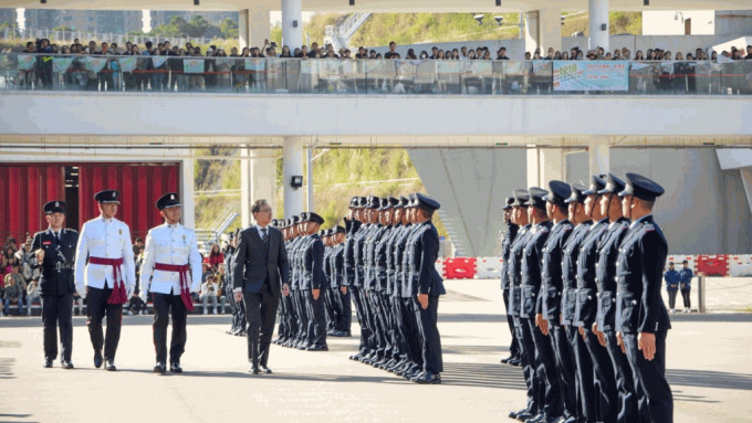 律政司司長林定國今日（17日）出席在消防及救護學院舉行的消防處結業會操，檢閱22名消防隊長、146名消防員和50名救護員。林定國fb