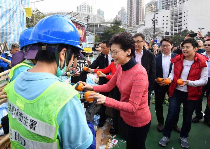 林鄭月娥到維園向清潔工送柑。新聞處