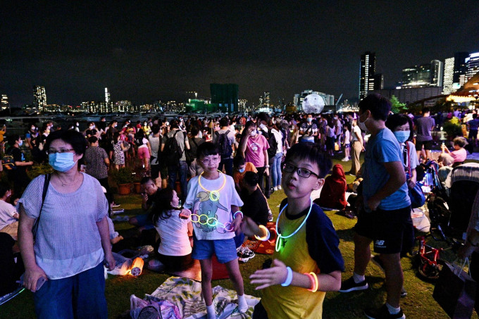 观塘市民外出庆祝中秋节。