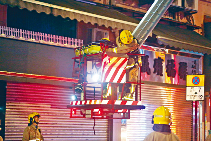 消防员用云梯在檐篷救下堕楼男子。