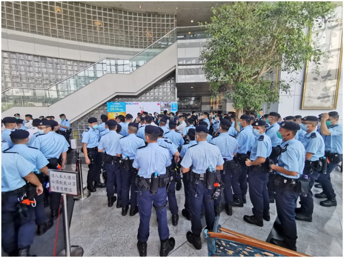 大批警察进入位于将军澳工业邨的壹传媒大楼。戚伟达摄