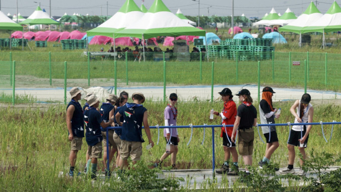 世界童軍大露營目前正在南韓新萬金舉行，但當地天氣持續酷熱，數以百計營友中暑不適。路透社