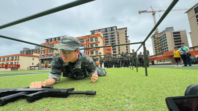 警務處辦三日兩日軍事體驗營 學員接觸槍械兼發射迫擊炮 鍛鍊體能且訓練紀律精神